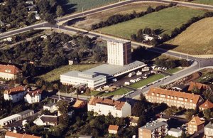 Der Turm vor dem Umbau Blick aus der Helikopter-Perspektive auf das Gewerbegebiet in Hamburg-Langenhorn. Zu sehen ist der Kaffeeturm von Tchibo und die Gewerbe drum herum.